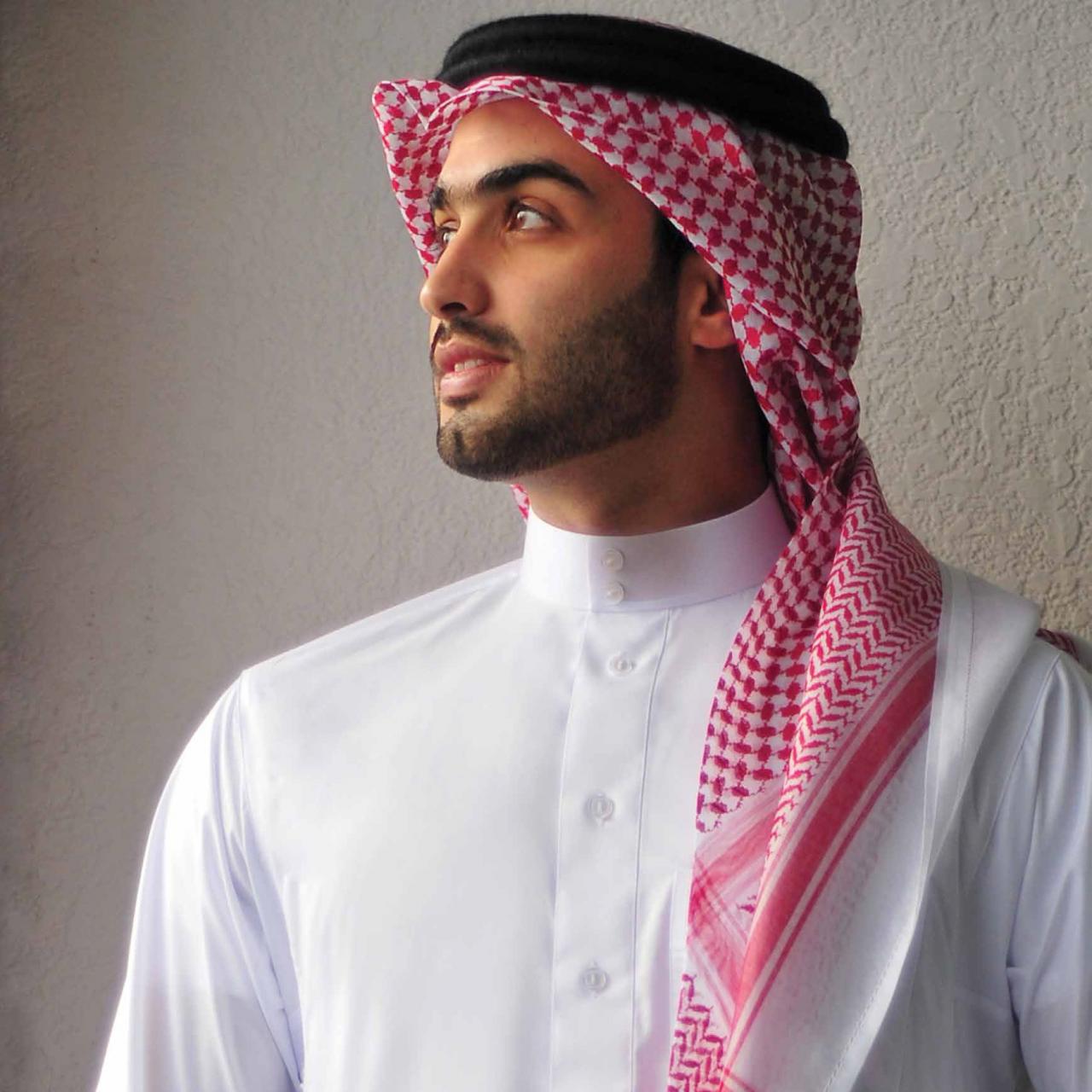 Головной убор в Саудовской Аравии у мужчин. Саудовская Аравия одежда мужчин. Головной убор в Эмиратах. Араб. Телефон арабов